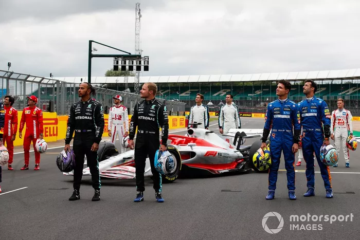 Carlos Sainz Jr., Ferrari, Charles Leclerc, Ferrari, Lewis Hamilton, Mercedes, Kimi Raikkonen, Alfa Romeo Racing, Antonio Giovinazzi, Alfa Romeo Racing, Valtteri Bottas, Mercedes, George Russell, Williams, Nicholas Latifi, Williams, Lando Norris, McLaren, Daniel Ricciardo, McLaren y Mick Schumacher, Haas F1 en el evento de lanzamiento del coche de Fórmula 1 de 2022 en la parrilla de Silverstone