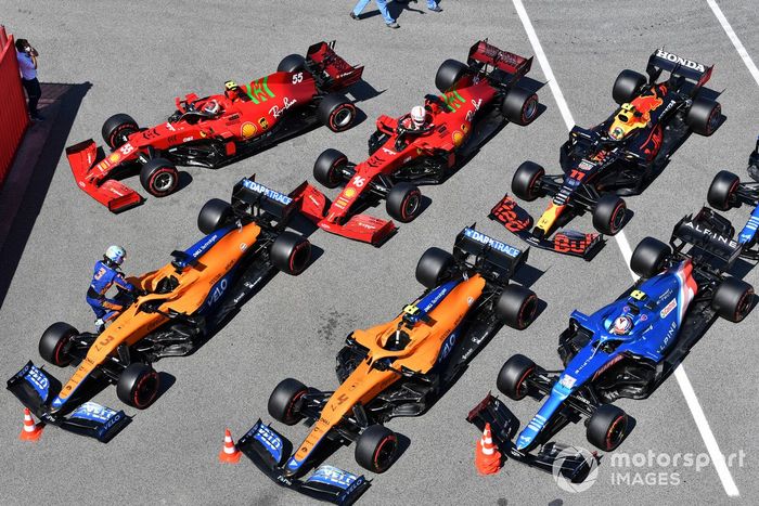 Los monoplaza alineados de Daniel Ricciardo, McLaren MCL35M, Lando Norris, McLaren MCL35M, Esteban Ocon, Alpine A521, Carlos Sainz Jr., Ferrari SF21, Charles Leclerc, Ferrari SF21, Sergio Perez, Red Bull Racing RB16B, Fernando Alonso, Alpine A521, en Parc Ferme