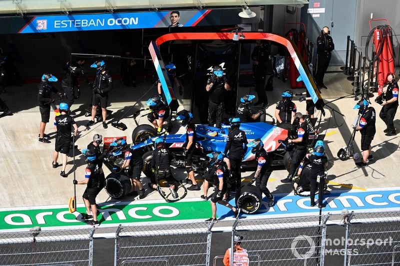Fernando Alonso, Alpine A521, en el pitlane