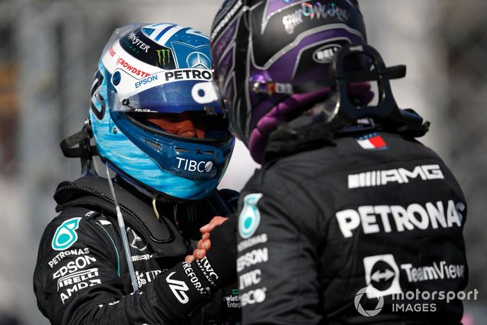Ganador de la pole Lewis Hamilton, de Mercedes, y Valtteri Bottas, de Mercedes, se felicitan mutuamente tras cerrar la primera fila