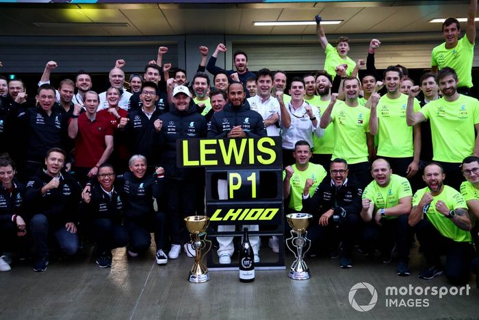 Valtteri Bottas, Mercedes, el ganador Lewis Hamilton, Mercedes, y el equipo Mercedes celebran las 100 victorias de Hamilton en F1