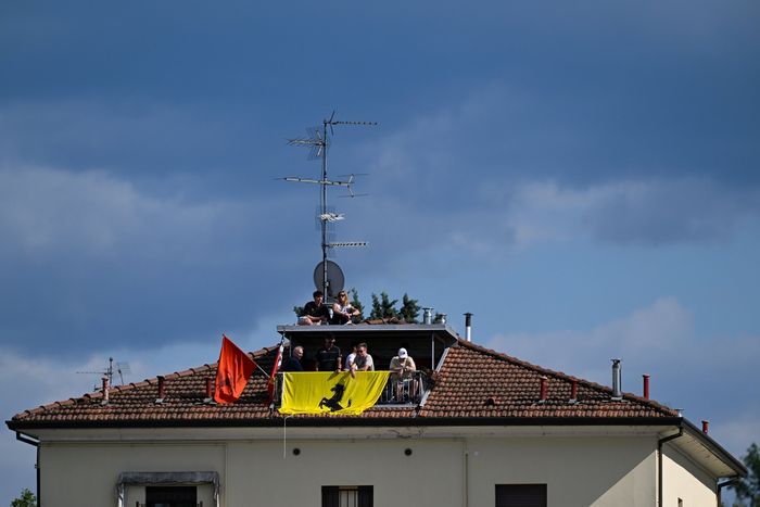 Los aficionados de Ferrari observan desde una terraza