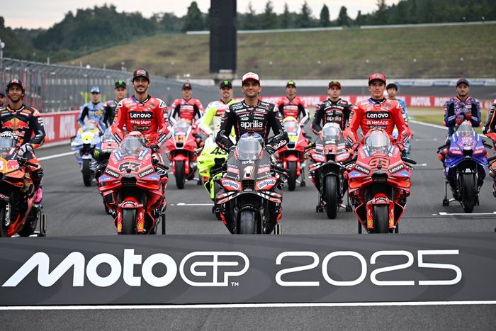 Foto de grupo de los pilotos de MotoGP
