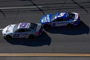 Bubba Wallace, 23XI Racing Toyota, Kyle Larson, Hendrick Motorsports Chevrolet
