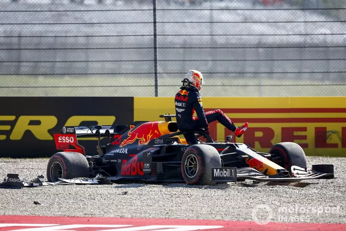 Max Verstappen, Red Bull Racing RB16, sale de su monoplaza después de un incidente en la primera vuelta
