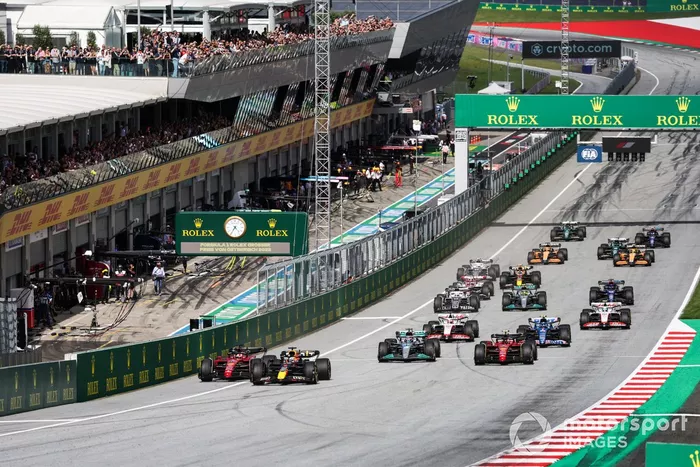 Max Verstappen, Red Bull Racing RB18, Charles Leclerc, Ferrari F1-75, lideran la salida