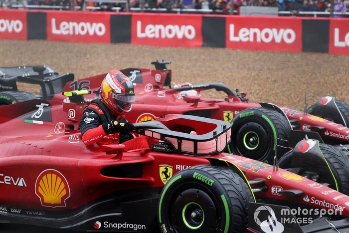El ganador de la pole Carlos Sainz, Ferrari F1-75, se baja de su coche en el Parc Ferme