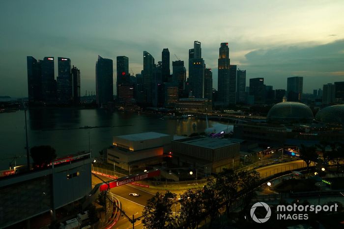 Kevin Magnussen, Haas VF-22 y los rascacielos de Singapur