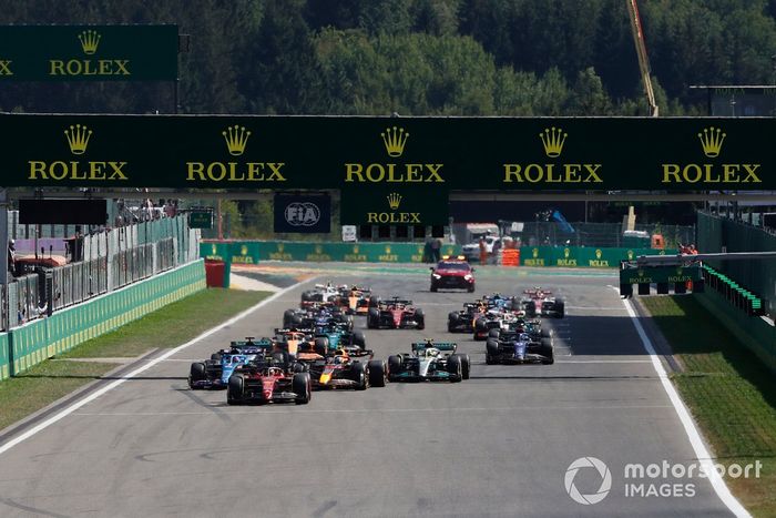 Carlos Sainz, Ferrari F1-75, Max Verstappen, Red Bull Racing RB18, Fernando Alonso, Alpine A522, Lewis Hamilton, Mercedes W13, el resto en la salida