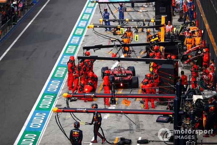 Carlos Sainz, Ferrari F1-75, en boxes