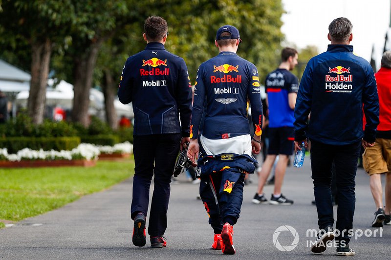Max Verstappen, Red Bull Racing, talking to team member