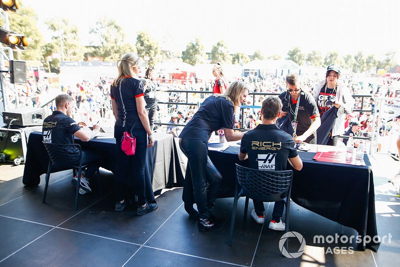 Romain Grosjean, Haas F1 Team and Kevin Magnussen, Haas F1 Team signs autographs for fans