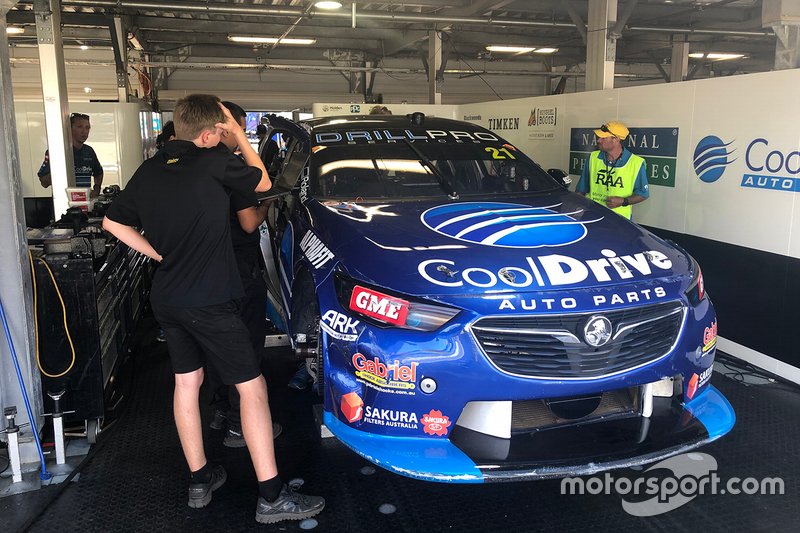 Машина Маколі Джонс, Brad Jones Racing, на ремонті