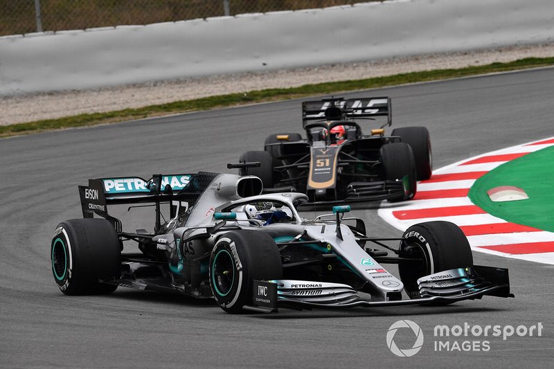 Valtteri Bottas, Mercedes-AMG F1 W10, Pietro Fittipaldi, Haas VF-19
