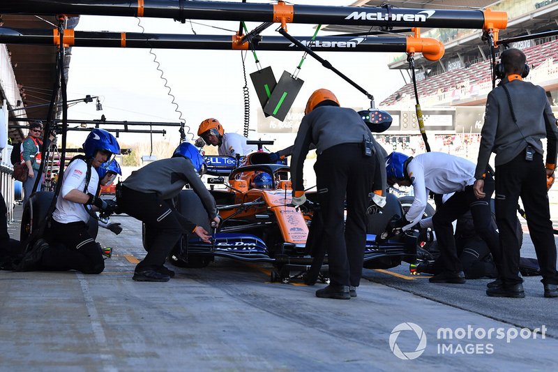 Carlos Sainz Jr., McLaren MCL34 pit stop