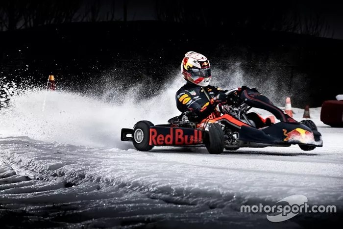 Max Verstappen participa de ação da Red Bull de kart no gelo