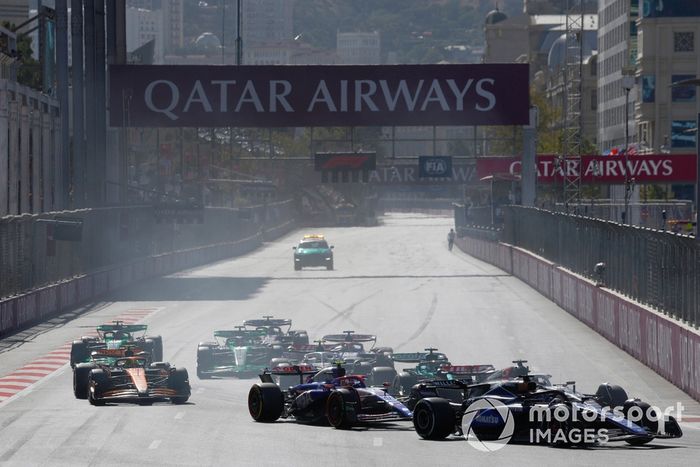 Alex Albon, Williams FW46, Oliver Bearman, Haas VF-24, Yuki Tsunoda, RB F1 Team VCARB 01, Lance Stroll, Aston Martin AMR24, el resto de la parrilla en la salida.
