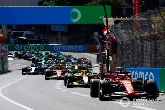 Charles Leclerc, Ferrari SF-24, Oscar Piastri, McLaren MCL38, Carlos Sainz, Ferrari SF-24, el resto de la parrilla en la reanudación.