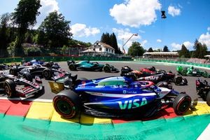 Pierre Gasly, Alpine A524, Daniel Ricciardo, RB F1 Team VCARB 01, Lance Stroll, Aston Martin AMR24, Kevin Magnussen, Haas VF-24, el resto de la parrilla en la salida.