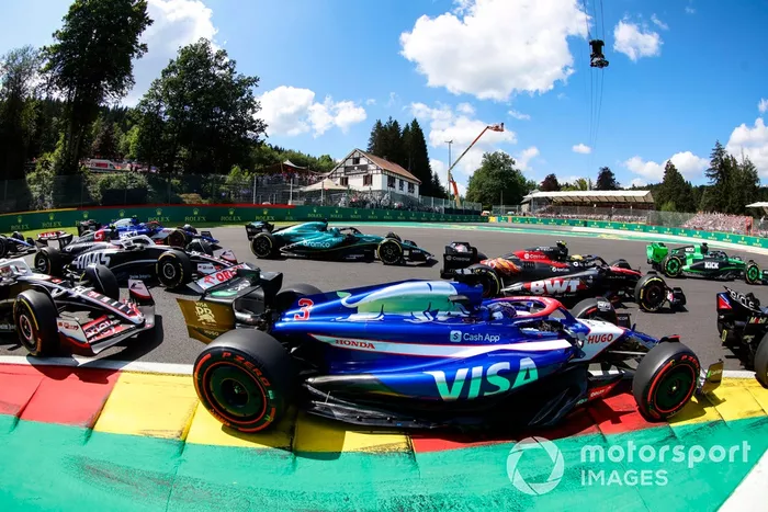 Pierre Gasly, Alpine A524, Daniel Ricciardo, RB F1 Team VCARB 01, Lance Stroll, Aston Martin AMR24, Kevin Magnussen, Haas VF-24, el resto de la parrilla en la salida.