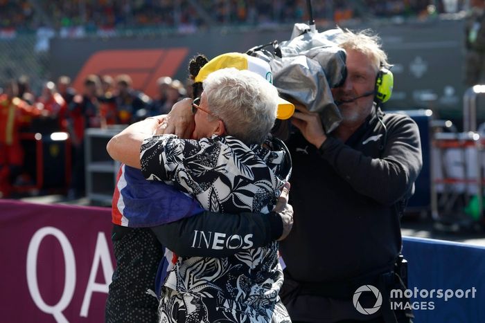 Lewis Hamilton, Mercedes-AMG F1 Team, 1ª posición, es felicitado por su madre Carmen Larbalestier en Parc Ferme