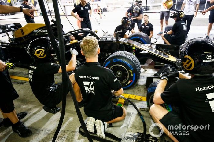 Romain Grosjean, Haas F1 Team, utiliza una pistola de ruedas frente a Kevin Magnussen, Haas F1 Team