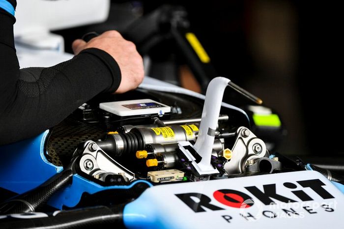 Un mecánico trabaja en la suspensión del Williams FW42