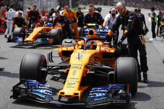 Stoffel Vandoorne, McLaren, and Fernando Alonso, McLaren, are pushed onto the grid.