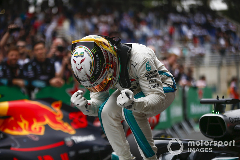 Lewis Hamilton, Mercedes AMG F1, festeggia la vittoria nel parco chiuso