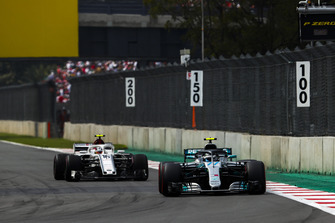 Valtteri Bottas, Mercedes AMG F1 W09 EQ Power+, voor Charles Leclerc, Sauber C37