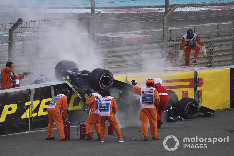 Los médicos y oficiales asisten a Nico Hulkenberg, Renault Sport F1 Team R.S. 18 que se estrelló y volcó en la primera vuelta