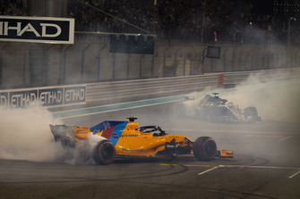 Lewis Hamilton, Mercedes-AMG F1 W09 en Fernando Alonso, McLaren MCL33 donuts