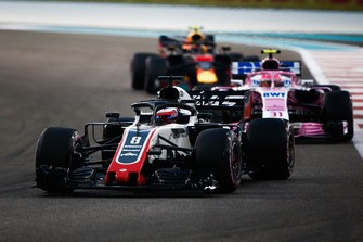 Romain Grosjean, Haas F1 Team VF-18 voor Esteban Ocon, Racing Point Force India VJM11 en Max Verstappen, Red Bull Racing RB14