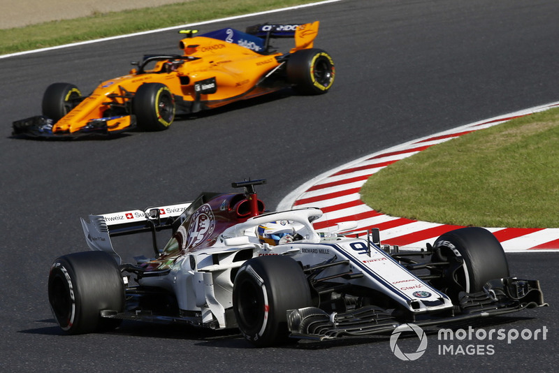 Marcus Ericsson, Sauber C37 leads Stoffel Vandoorne, McLaren MCL33