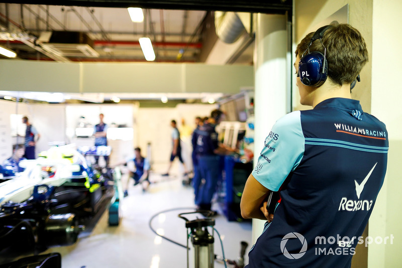 George Russell, Williams, observa a su compañero Robert Kubica