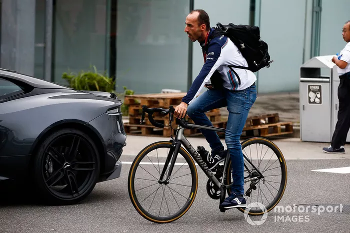 Robert Kubica, Williams Racing, llega al paddock en bicicleta