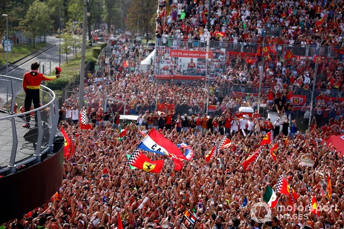 Una gran multitud invade el circuito tras la carrera