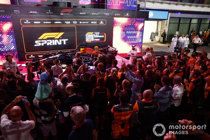 Oscar Piastri, McLaren, 1ª posición, celebra con su equipo en Parc Ferme tras la carrera Sprint
