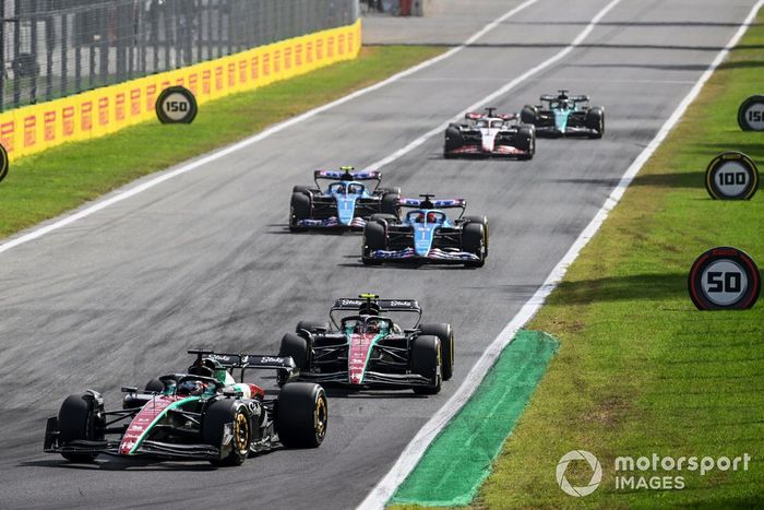 Valtteri Bottas, Alfa Romeo C43, Zhou Guanyu, Alfa Romeo C43, Esteban Ocon, Alpine A523