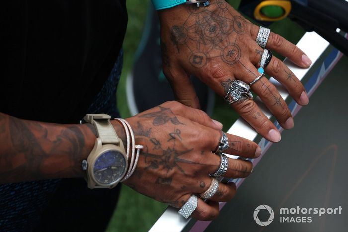 Los tatuajes y las joyas de Lewis Hamilton, Mercedes-AMG 