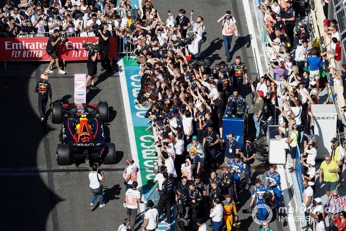 Ganador Max Verstappen, Red Bull Racing, y el segundo lugar Sergio Pérez, Red Bull Racing, celebran con su equipo en el Parc Ferme