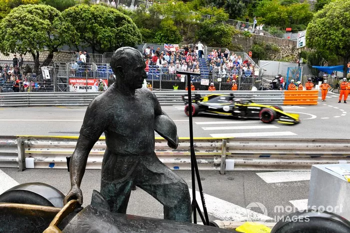 Daniel Ricciardo, Renault R.S.19 y la estatua de Fangio