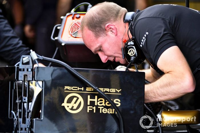 Un mecánico de Haas F1 