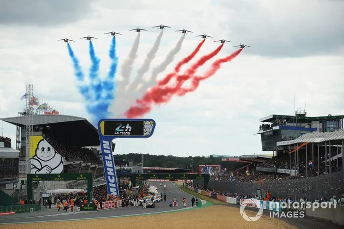 Aviones pasan sobre el circuito 