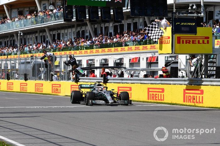Lewis Hamilton, Mercedes AMG F1 W10, recibe la bandera a cuadros