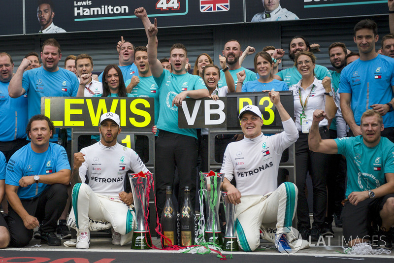 Lewis Hamilton, Mercedes AMG F1 celebrates with Valtteri Bottas, Mercedes AMG F1 and the team 