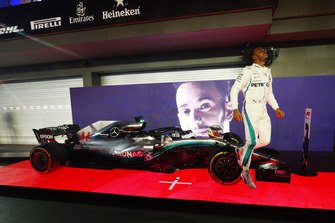 Lewis Hamilton, Mercedes AMG F1 W09 EQ Power+, saute de sa voiture dans le Parc Fermé