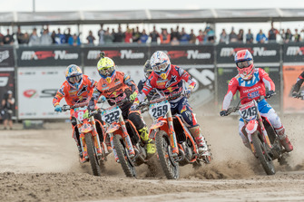 Start van de kwalificatierace met Glenn Coldenhoff, Tony Cairoli, Jeffrey Herlings, Red Bull KTM Factory Racing en Tim Gajser, Team HRC