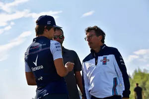 Lance Stroll, Williams parcourt la piste à pieds avec l'ingénieur Luca Baldisserri, Williams 