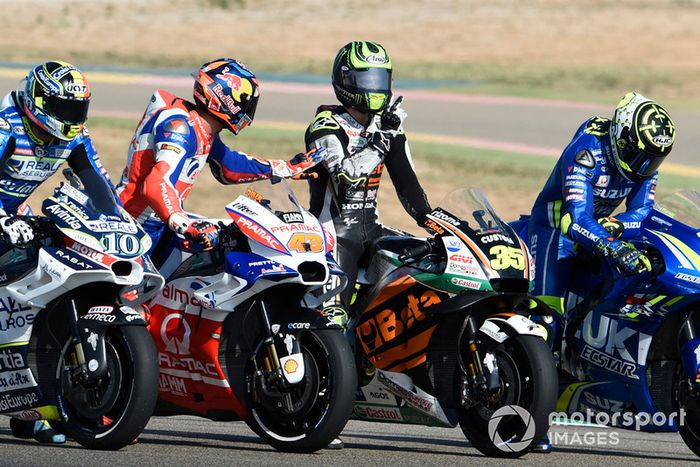 Miller limpiando los cueros Crutchlow después de un accidente y Crutchlow dándole los V